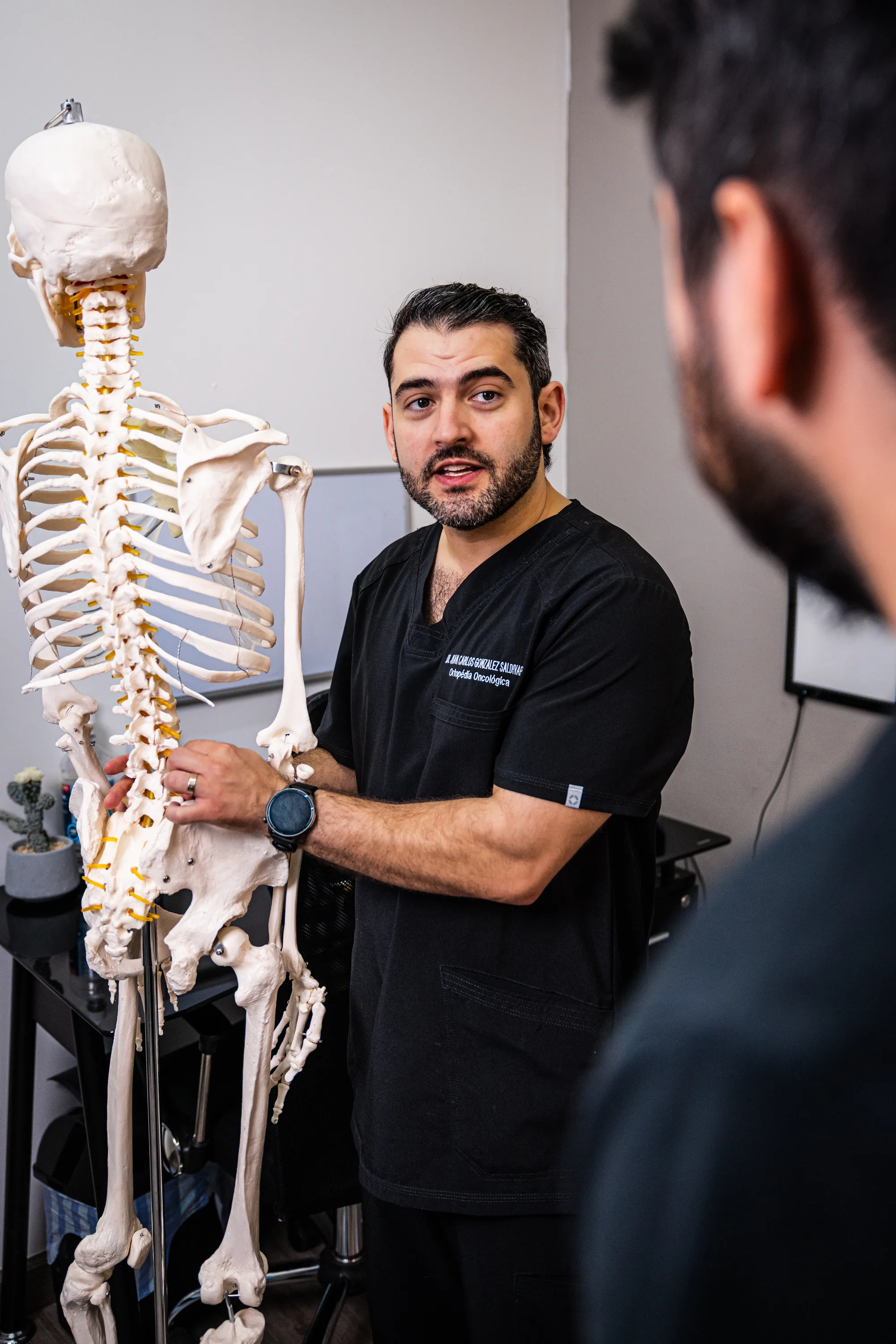 Dr. González Saldívar explicando anatomía de columna vertebral