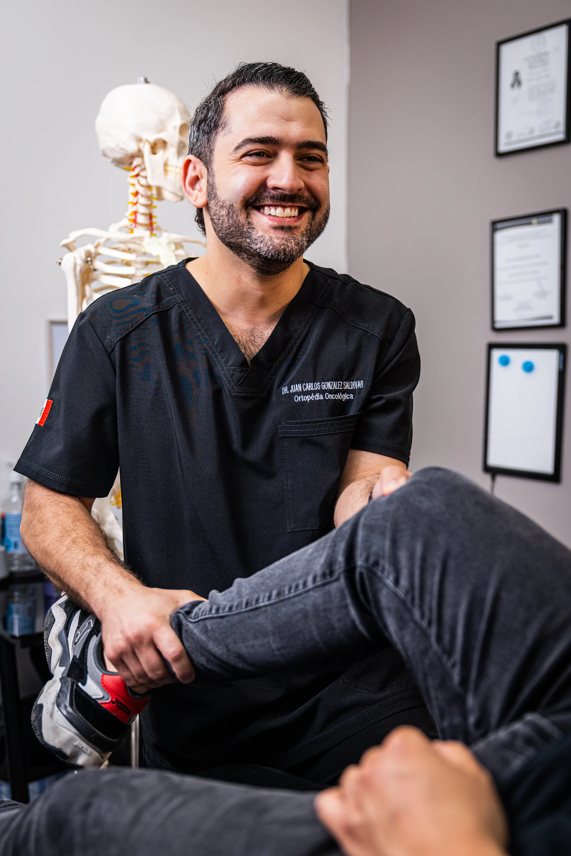 Dr. González Saldívar atendiendo paciente en consultorio