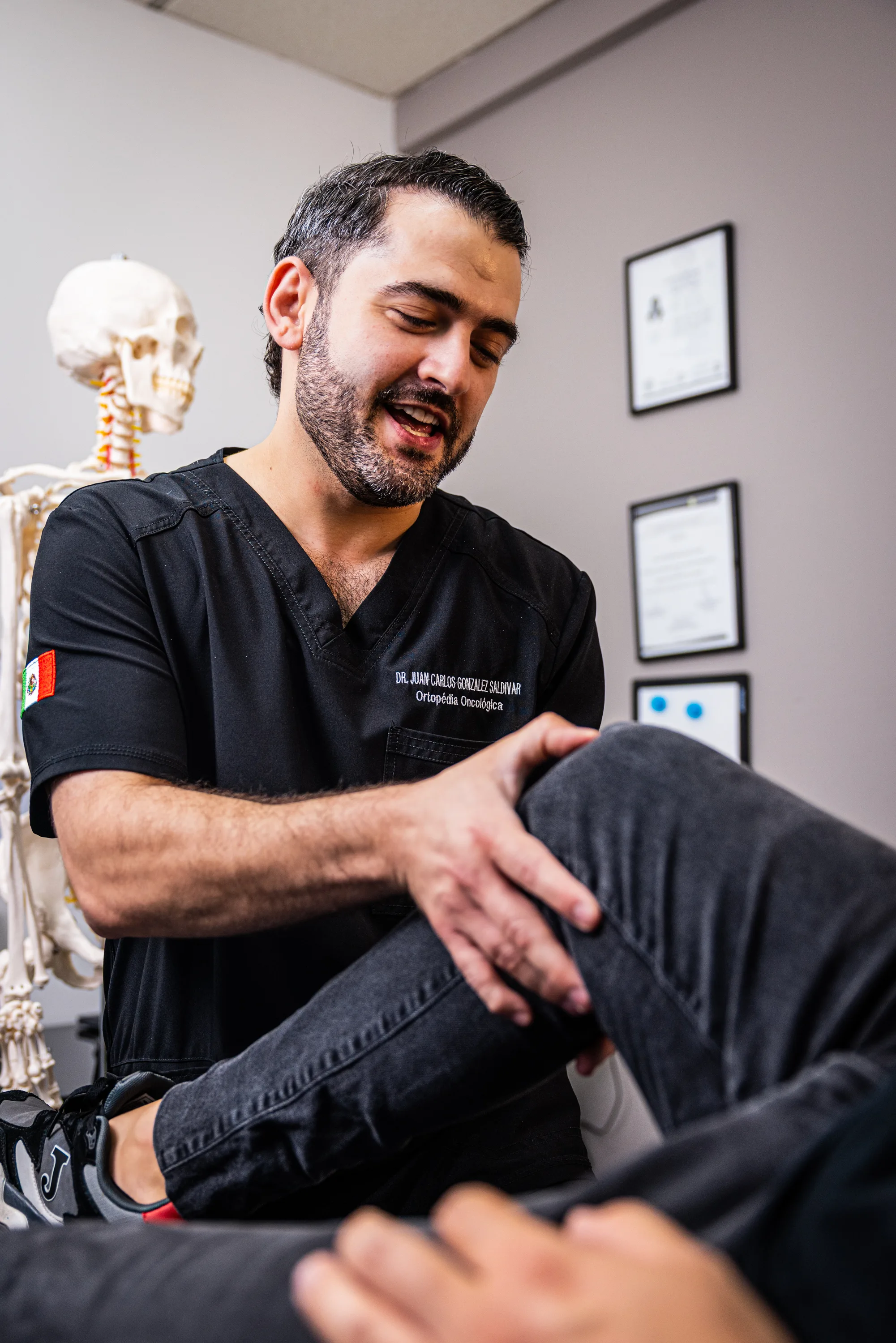 Dr. González Saldívar revisando rodilla de paciente
