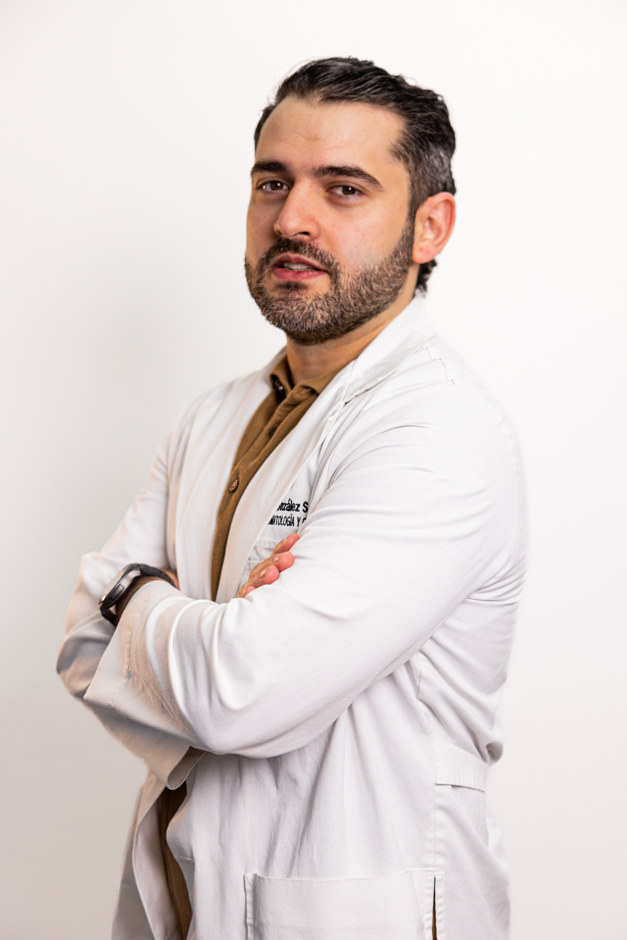 Dr. González Saldívar bata médica oncología
