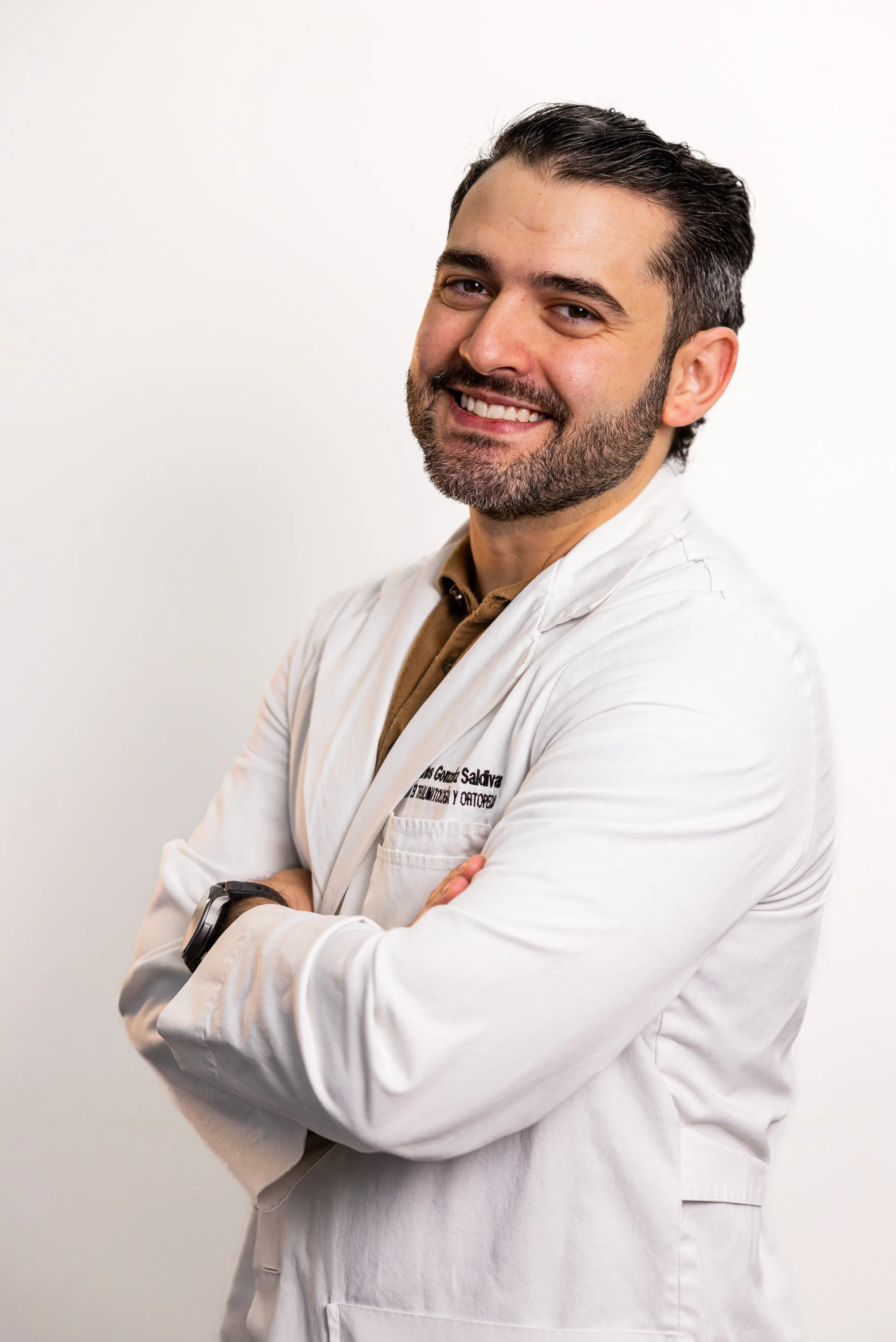 Dr. González Saldívar sonriendo, disponible para segunda opinión en oncología ortopédica Monterrey