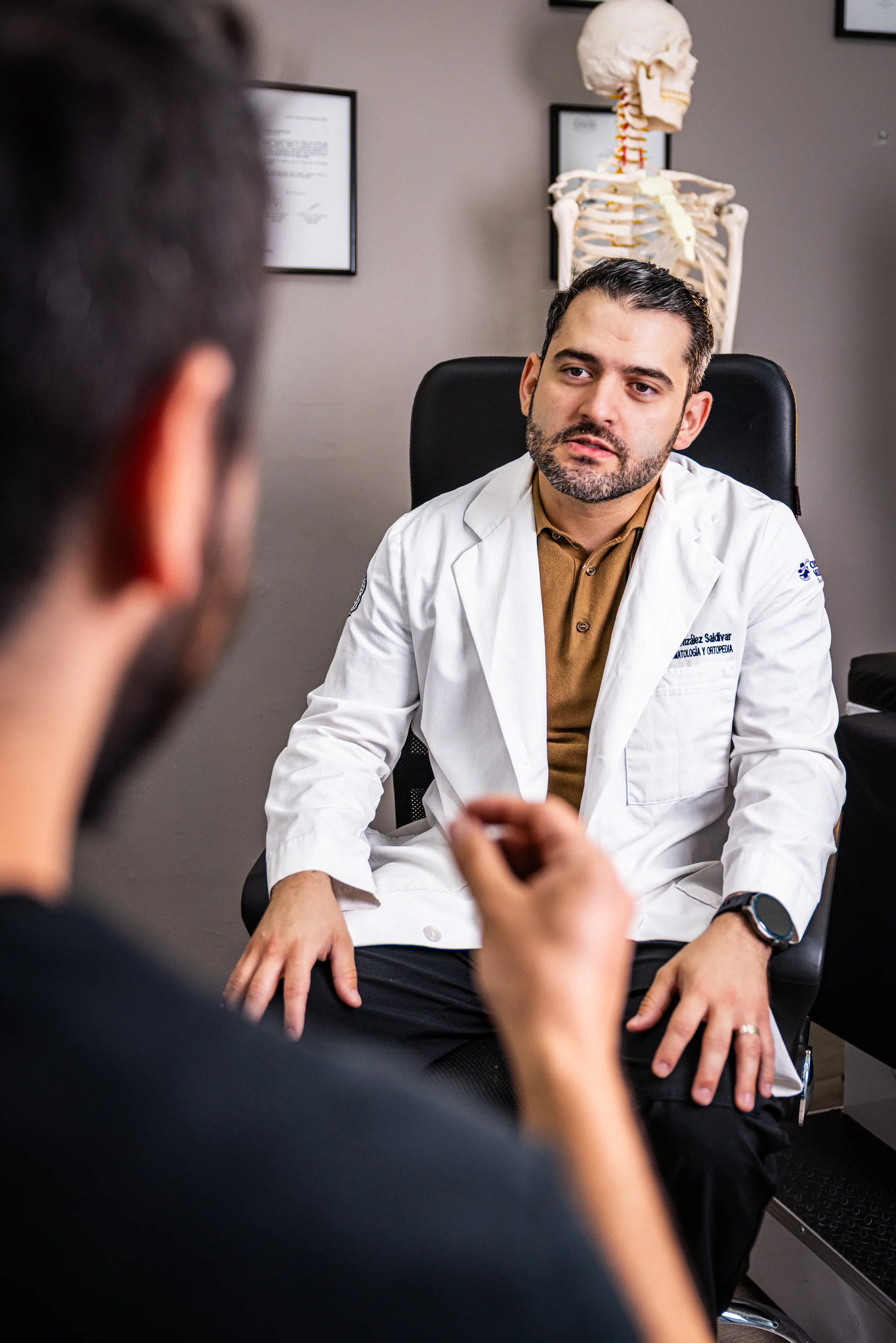 Dr. González Saldívar escuchando a su paciente, especialista en sarcomas óseos Monterrey