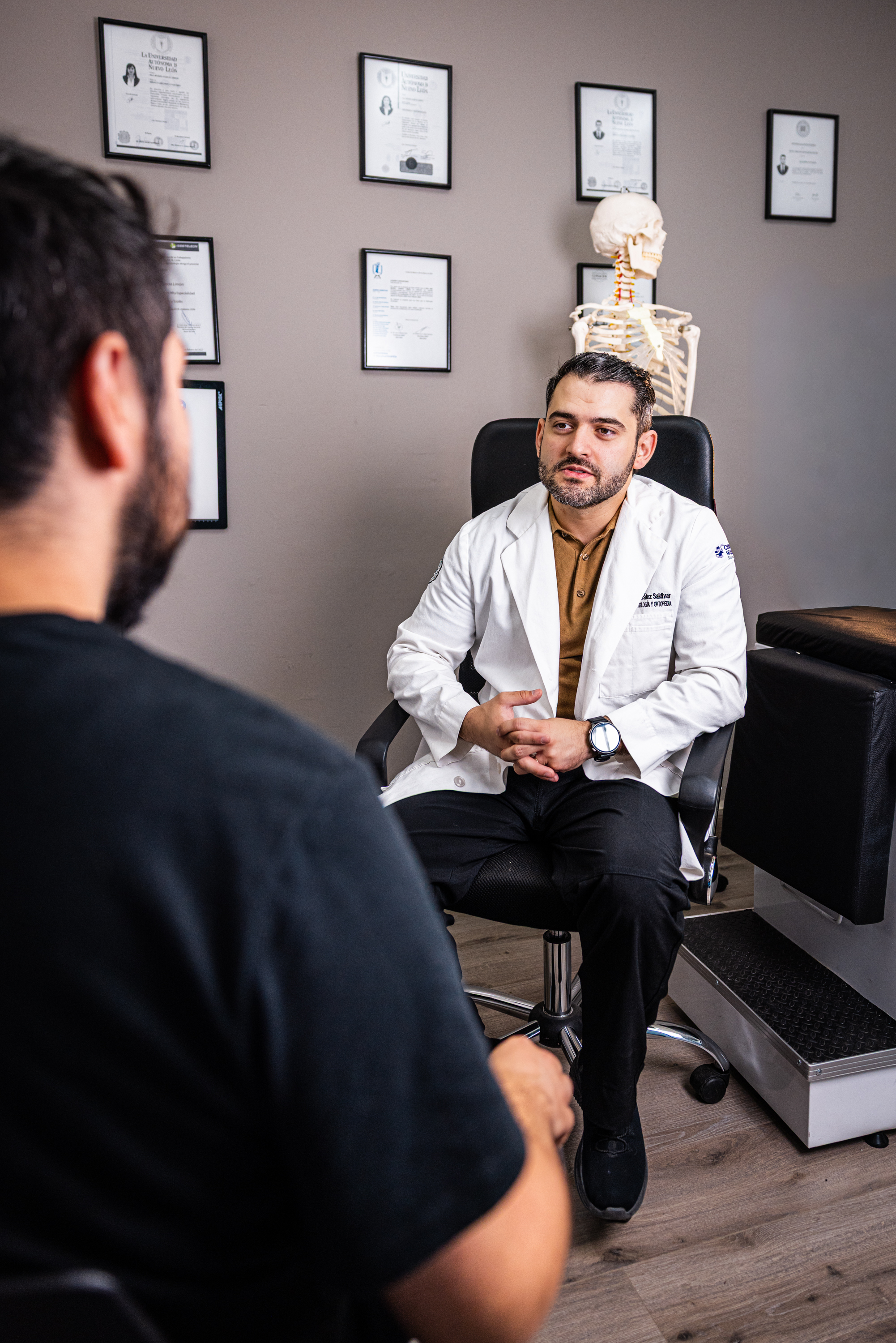 Dr. González en consulta oncológica con paciente