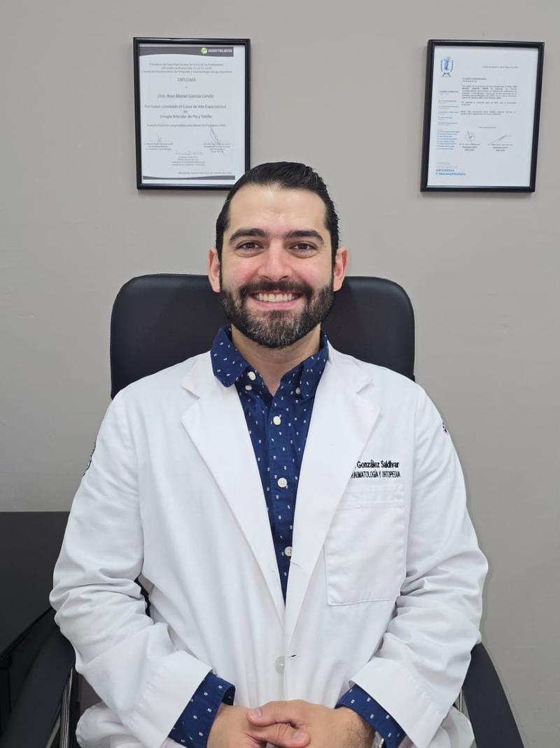 Dr. Juan Carlos González Saldívar en su consultorio