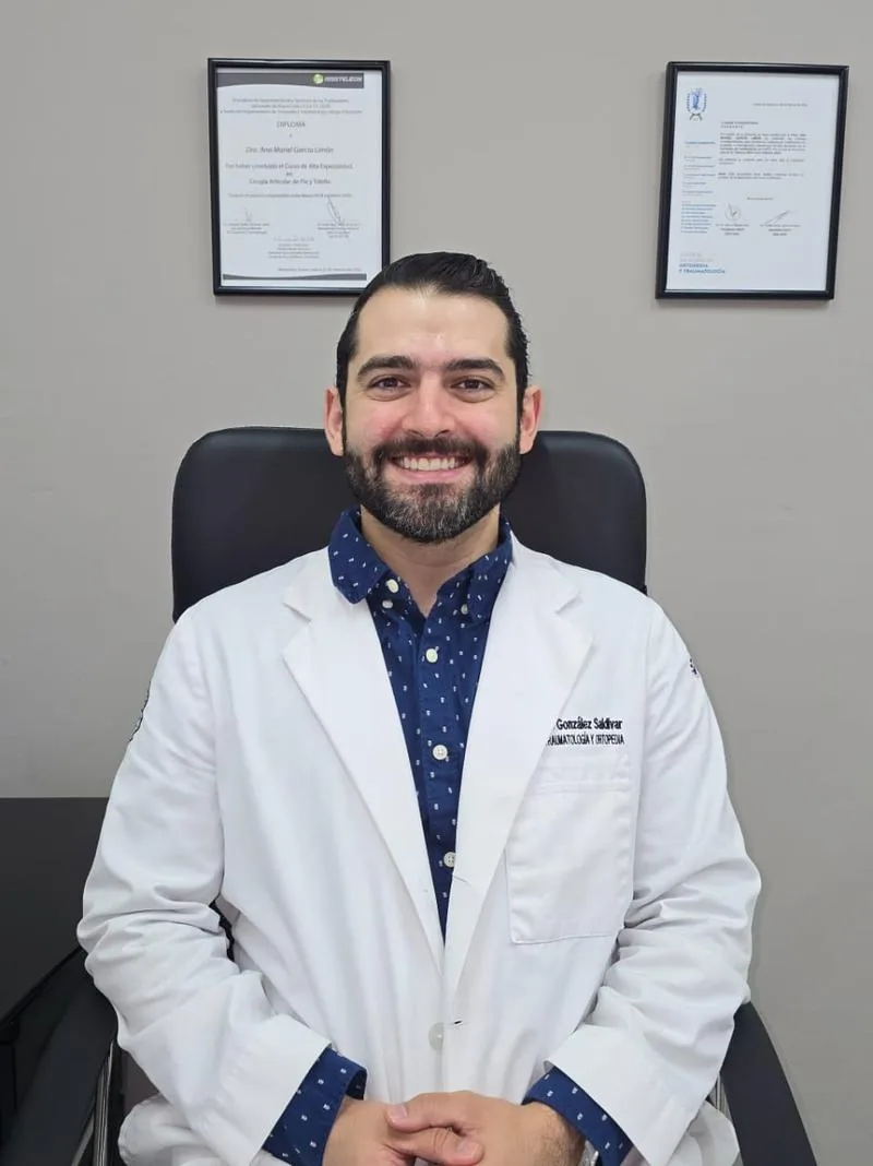 Dr. Juan Carlos González Saldívar — Ortopedista Oncológico Monterrey